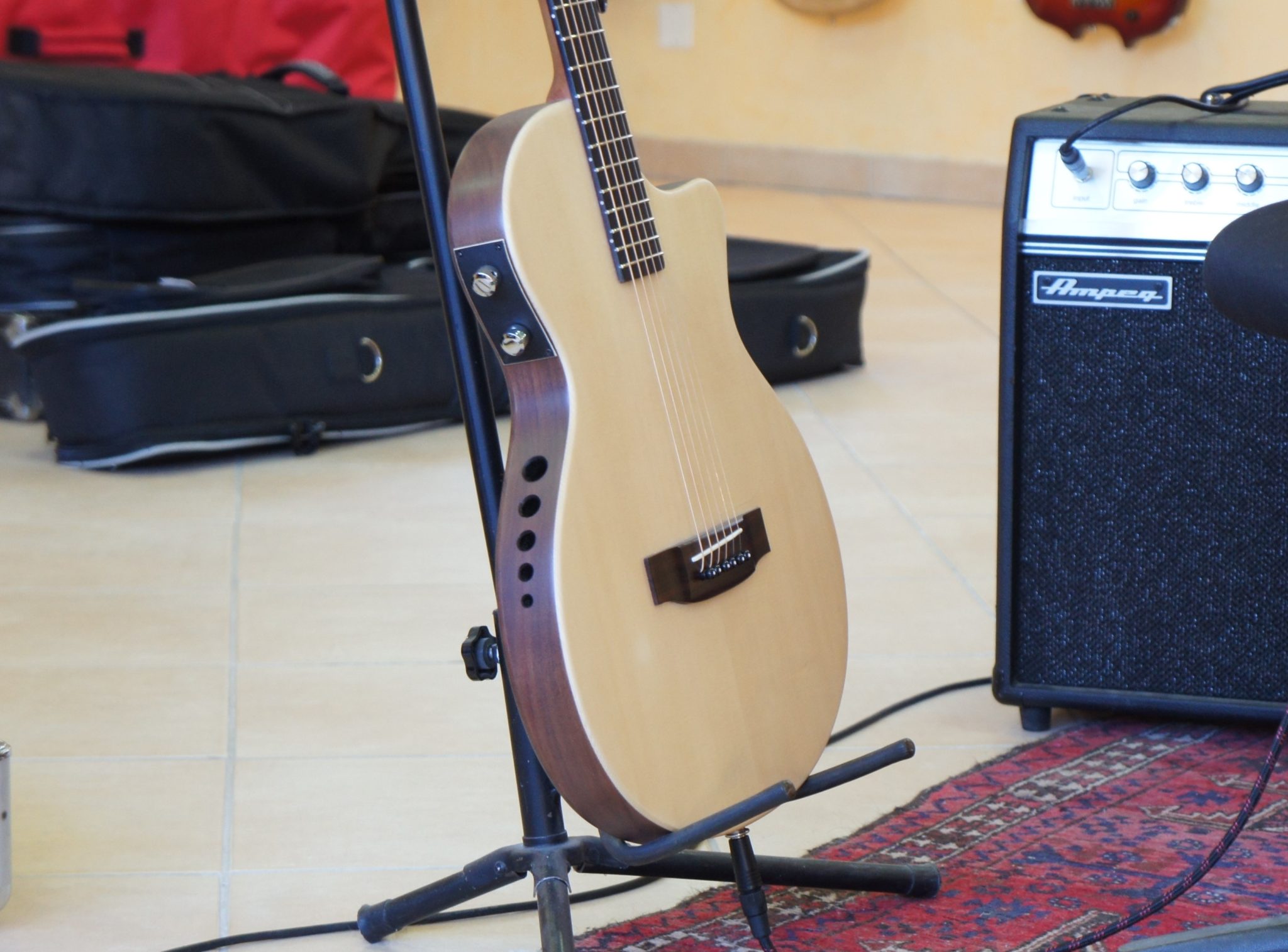 Guitare électro-acoustique Lullaby  Célia Enoc - Luthière à  Aix-en-Provence Célony