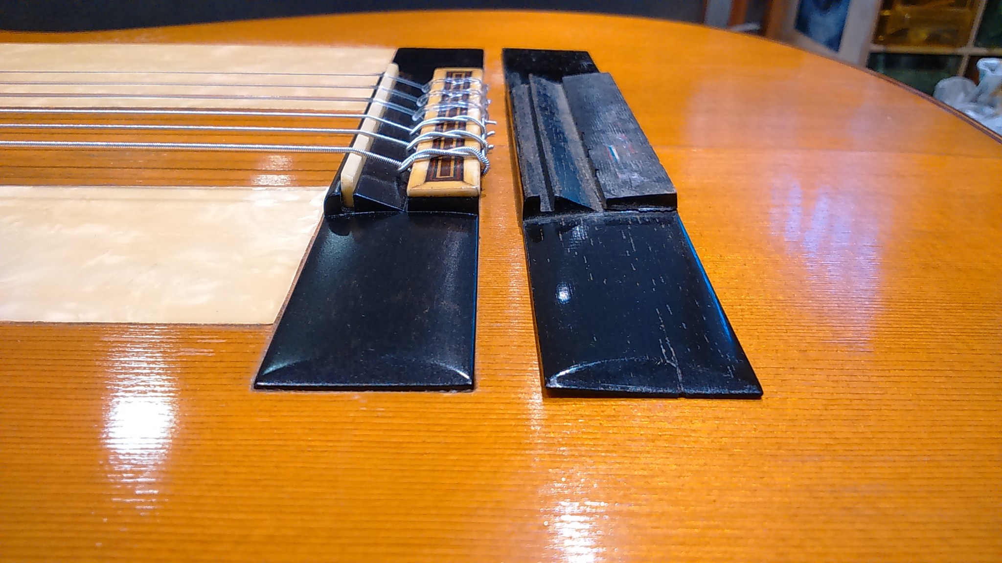 Réparation guitare chevalet cassé  Célia Enoc - Luthière à Aix-en-Provence  Célony