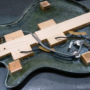 photo de l'intérieur d'une guitare sur laquelle a été installé un jeu de micros