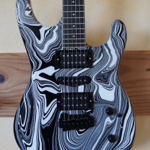 Photo de personnalisation d'une guitare électrique avec un vernis swirl